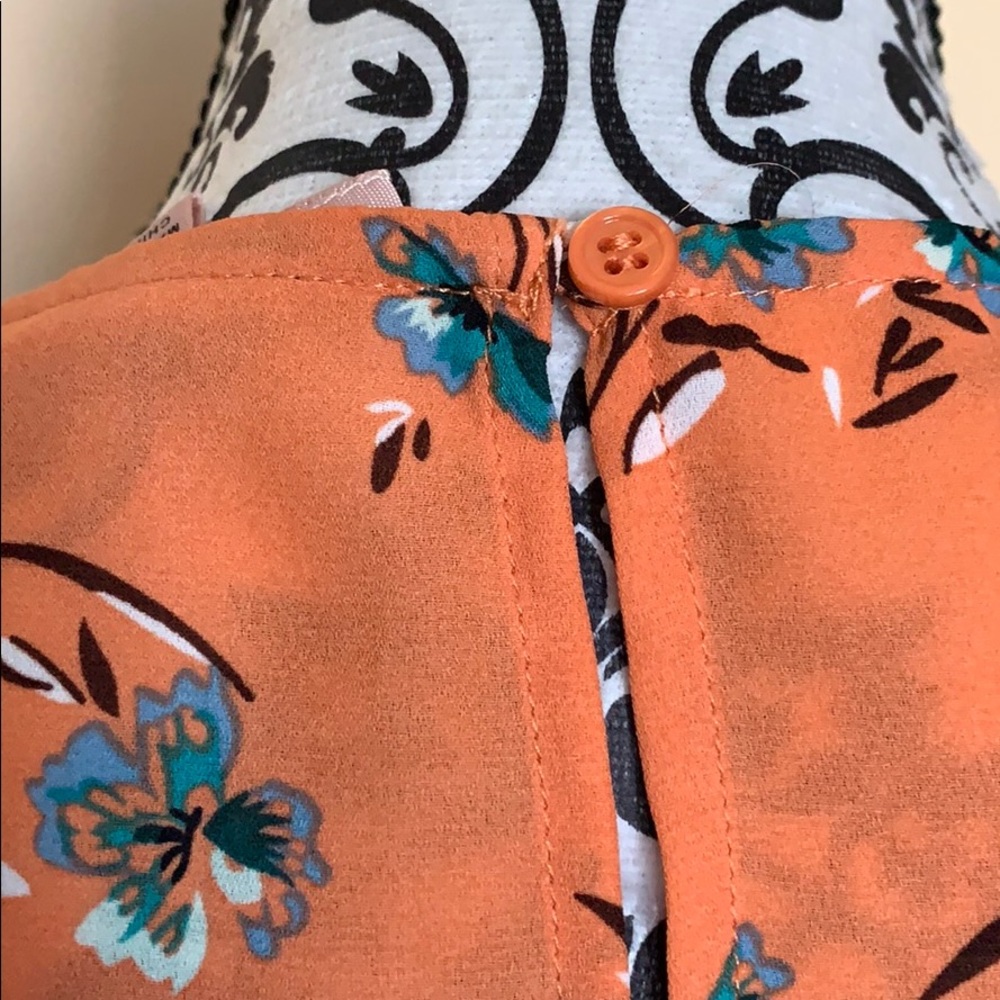 Philosophy elegant sleeveless top. - Picture 4 of 5
